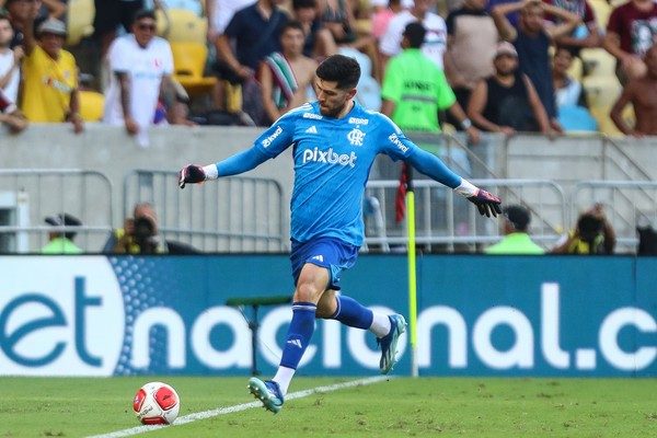 Rossi se torna goleiro do Flamengo com mais minutos sem ser vazado em jogos oficiais no século 21