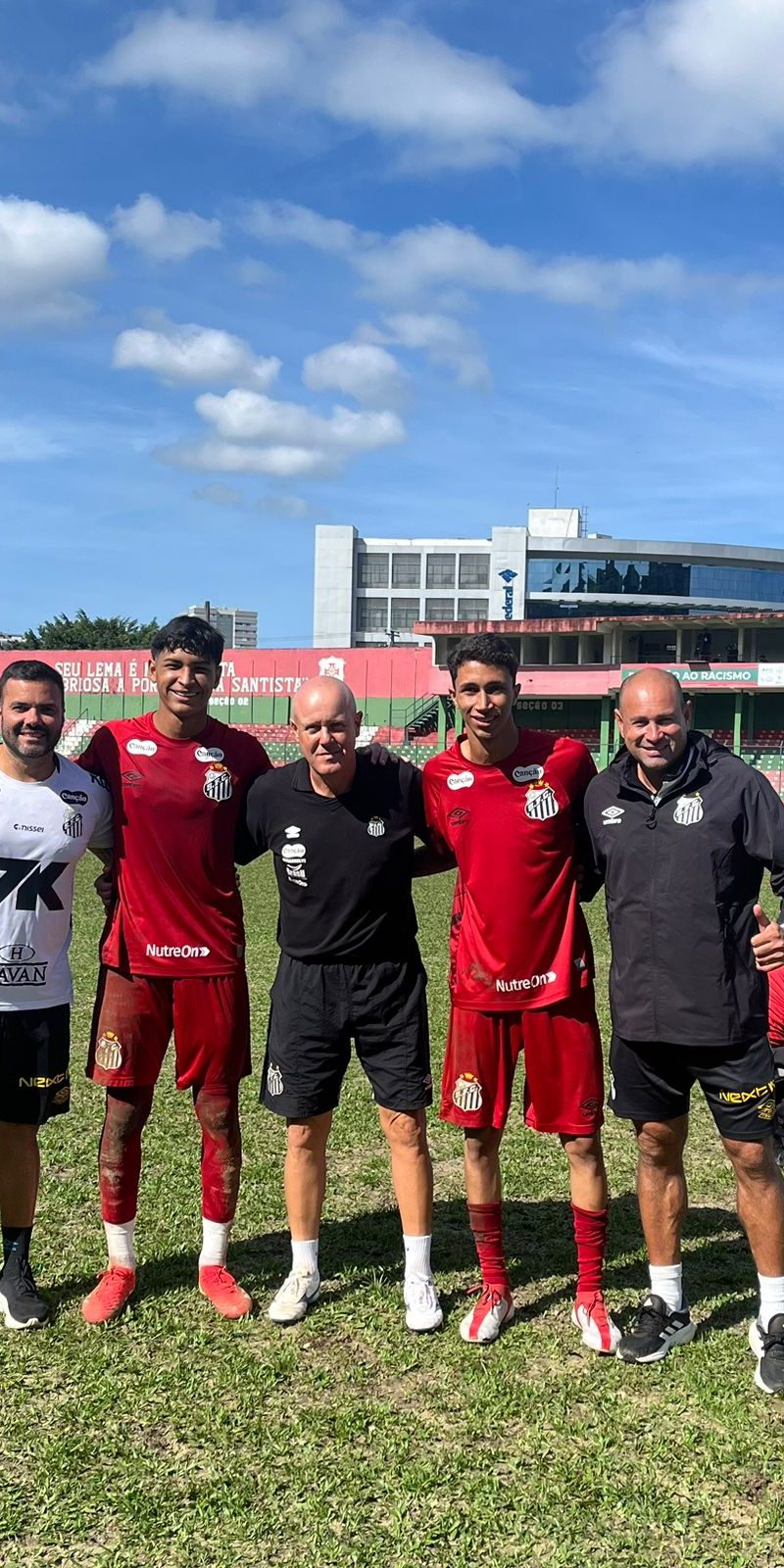 Com os Preparadores de goleiros Juninho e Denis e goleiros Artur e Danilo. sub 17 Santos FC